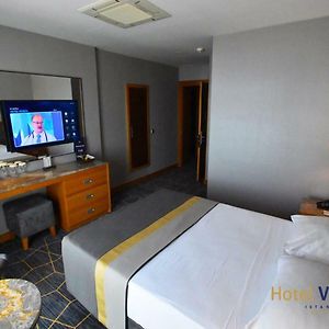 Zimmer mit Kingsize-Bett